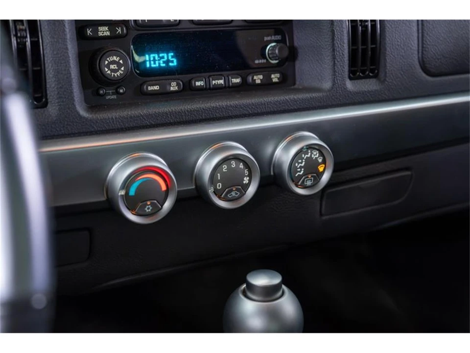 2004 Chevrolet SSR - Image 17 of 31