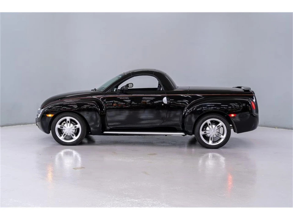 2004 Chevrolet SSR - Image 2 of 31