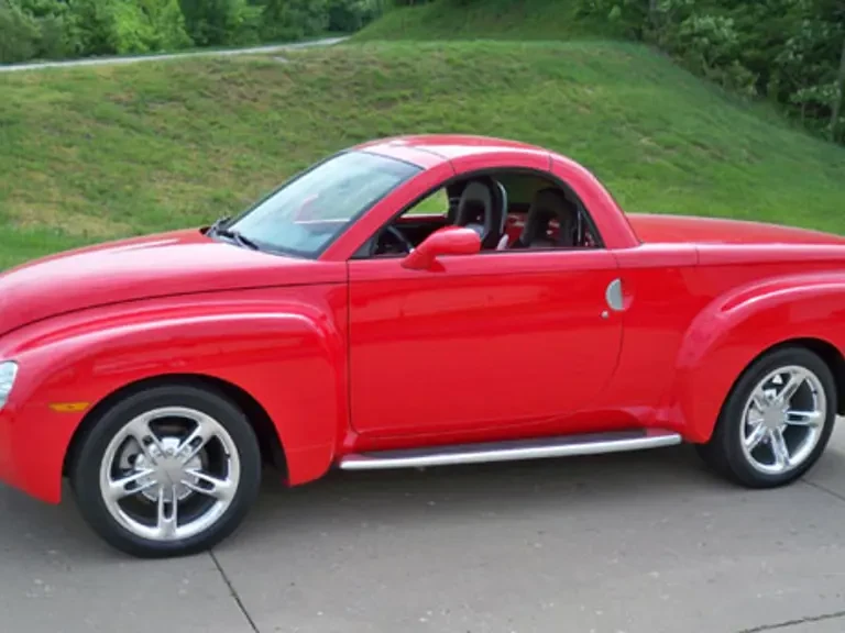 2004 Chevrolet SSR - Image 2 of 2