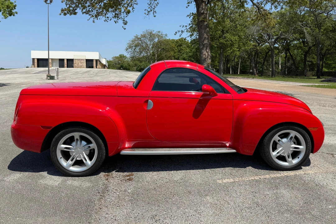 2004 Chevrolet SSR - Image 3 of 31