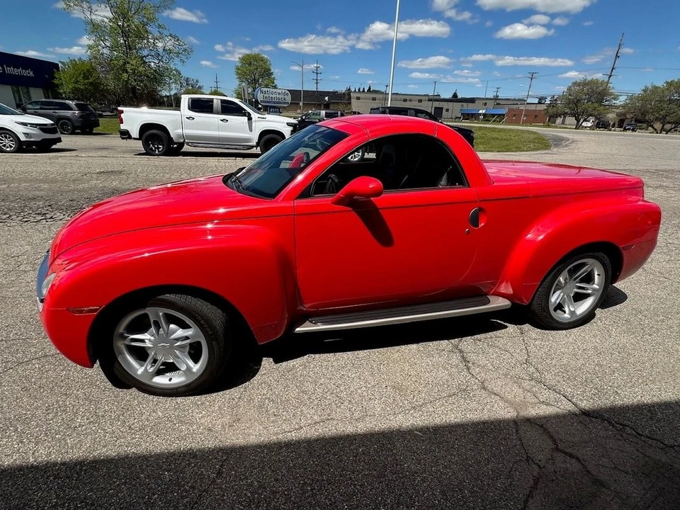 2004 Chevrolet SSR - Image 3 of 26
