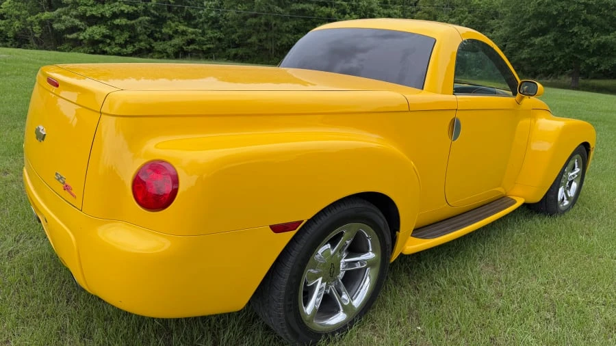 2004 Chevrolet SSR - Image 3 of 14