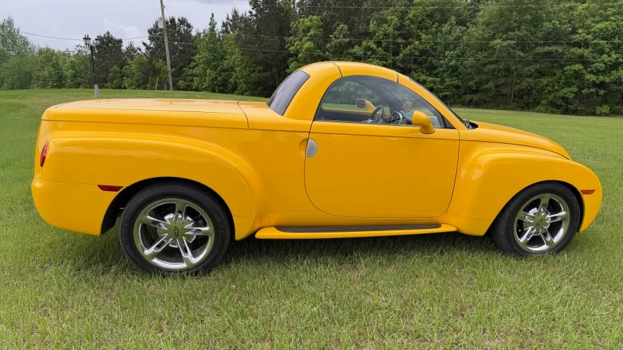 2004 Chevrolet SSR - Image 2 of 14