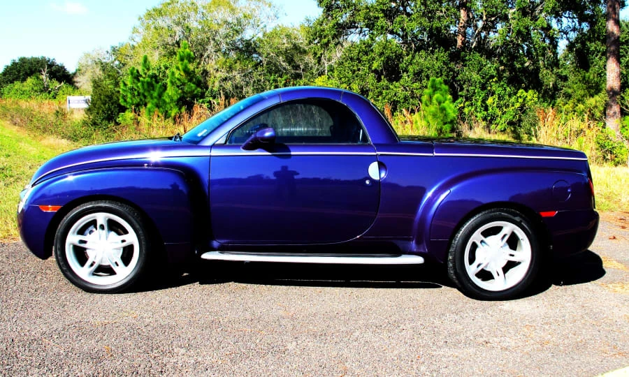 2004 Chevrolet SSR - Image 2 of 2