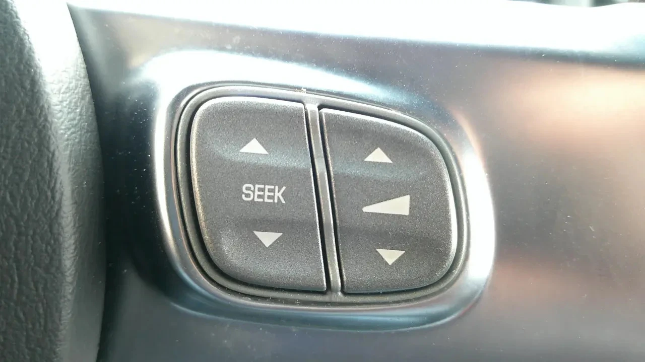 2004 Chevrolet SSR - Image 16 of 21