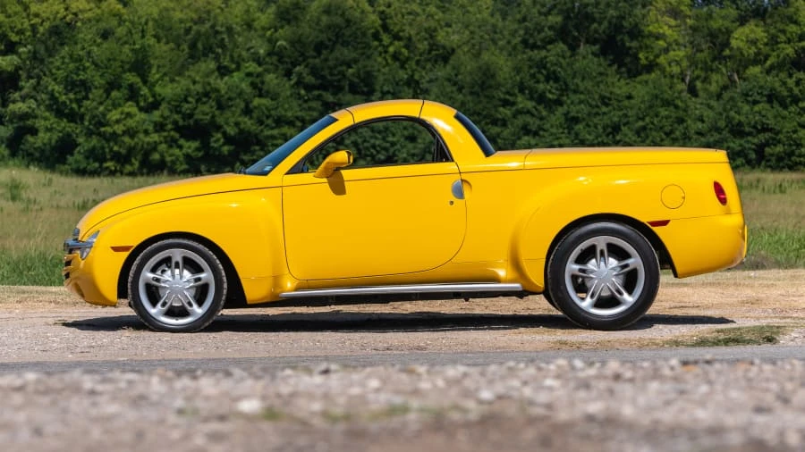 2004 Chevrolet SSR - Image 2 of 12