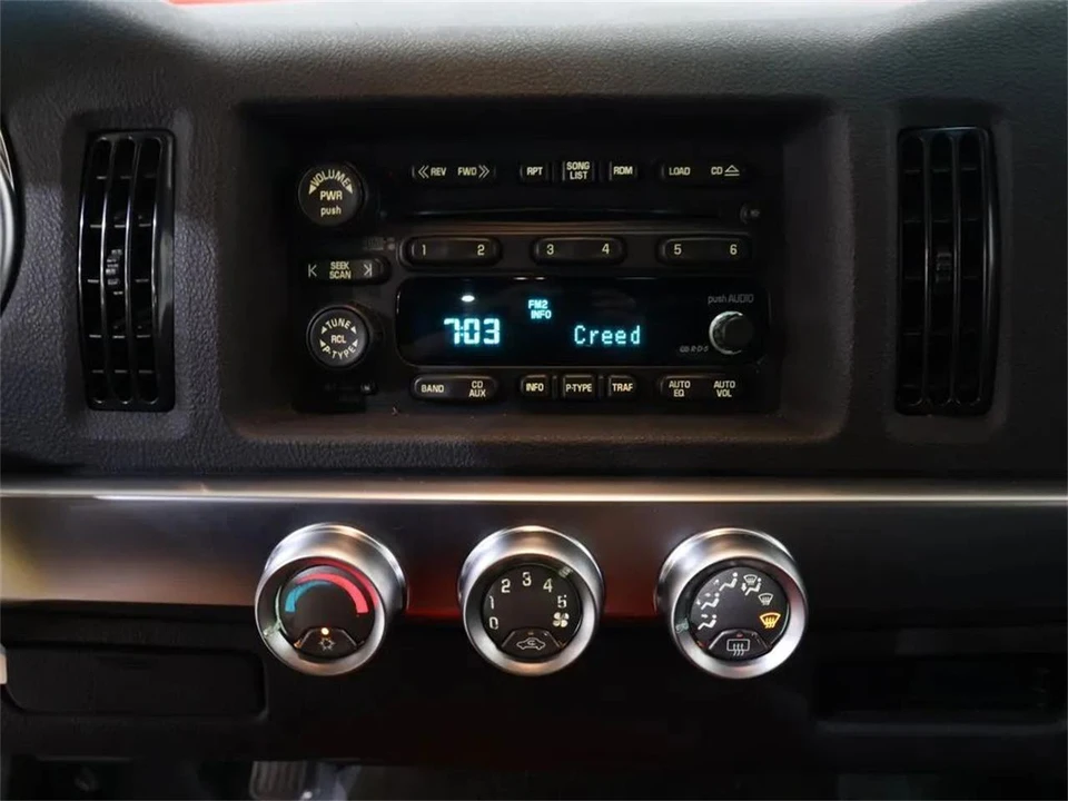 2004 Chevrolet SSR - Image 16 of 31