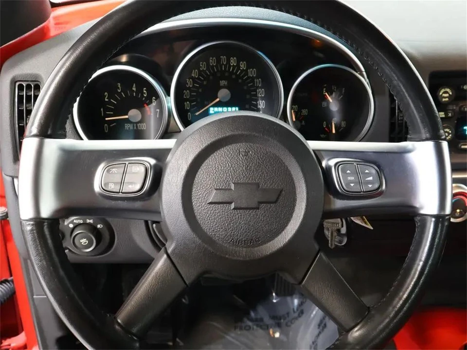2004 Chevrolet SSR - Image 13 of 31