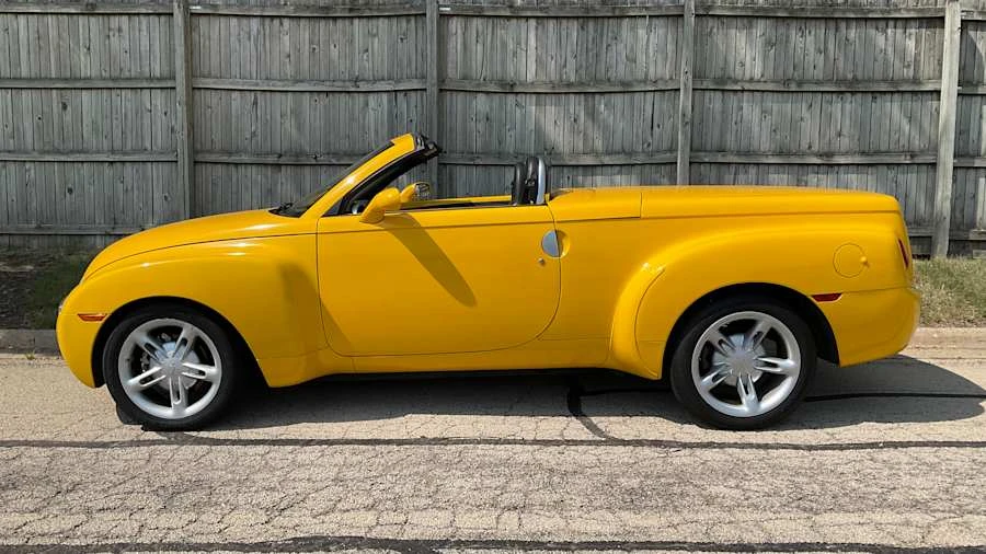 2004 Chevrolet SSR - Image 2 of 10