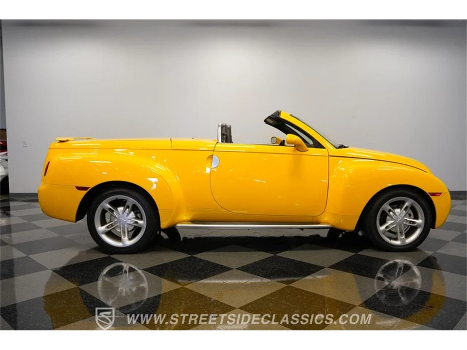 2004 Chevrolet SSR - Image 13 of 31