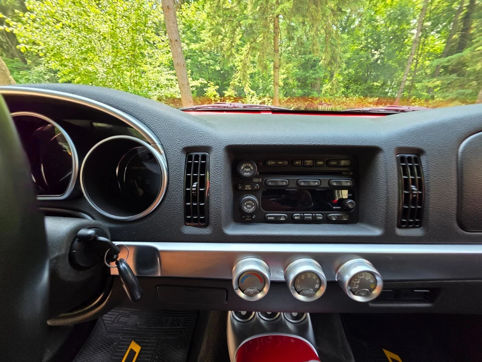 2004 Chevrolet SSR - Image 26 of 31