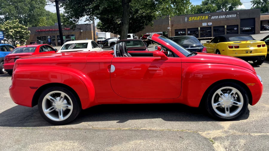2004 Chevrolet SSR - Image 2 of 31