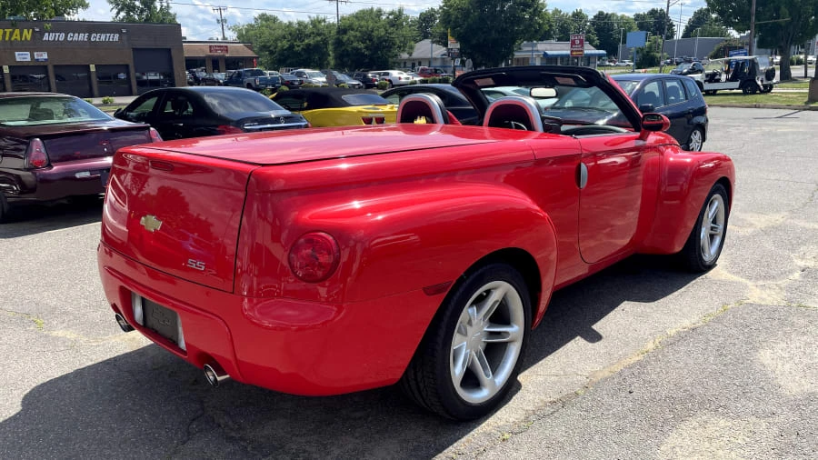 2004 Chevrolet SSR - Image 3 of 31