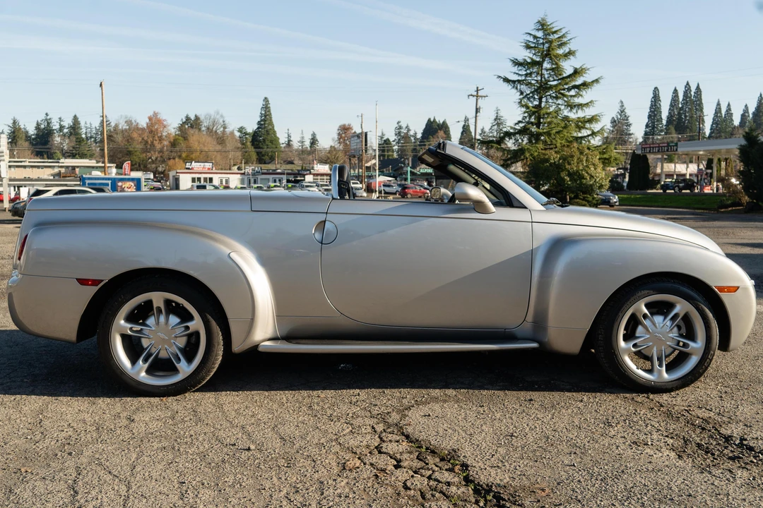 2004 Chevrolet SSR - Image 3 of 31