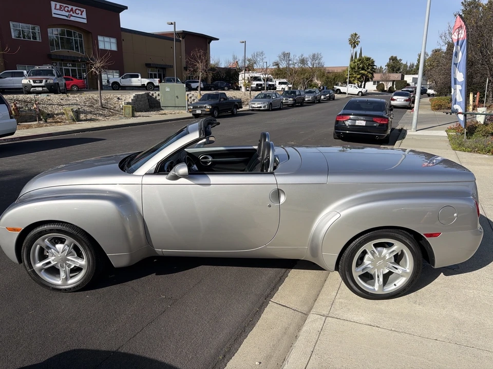2004 Chevrolet SSR - Image 10 of 21