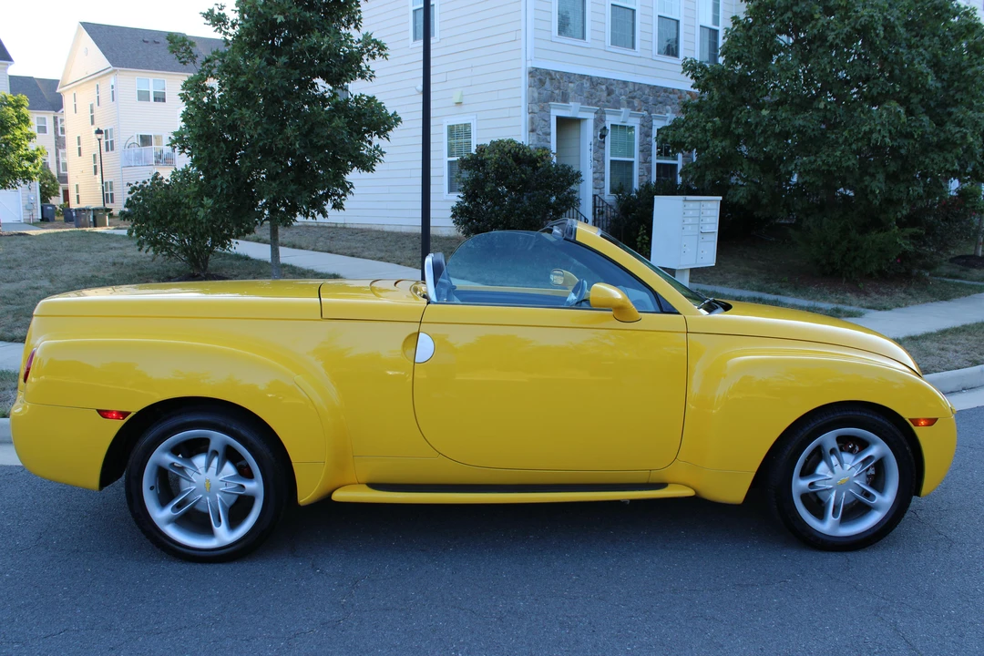 2004 Chevrolet SSR - Image 3 of 21