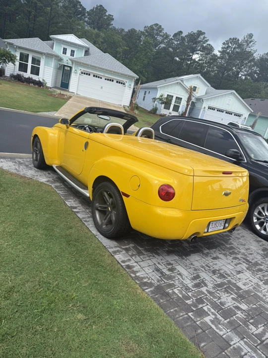 2004 Chevrolet SSR - Image 2 of 9