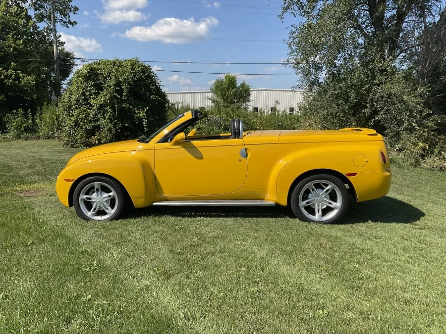 2004 Chevrolet SSR - Image 2 of 15