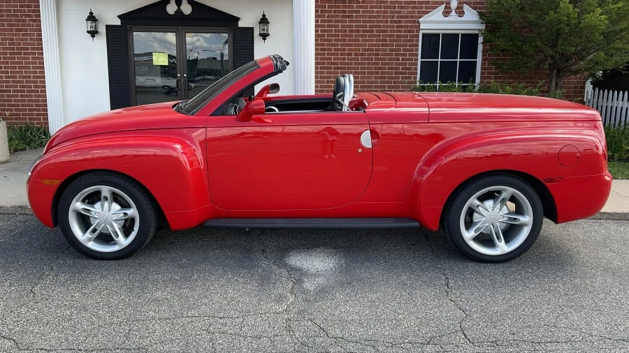 2004 Chevrolet SSR - Image 2 of 13