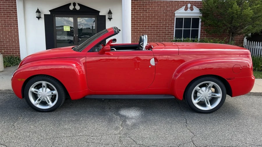 2004 Chevrolet SSR - Image 2 of 12