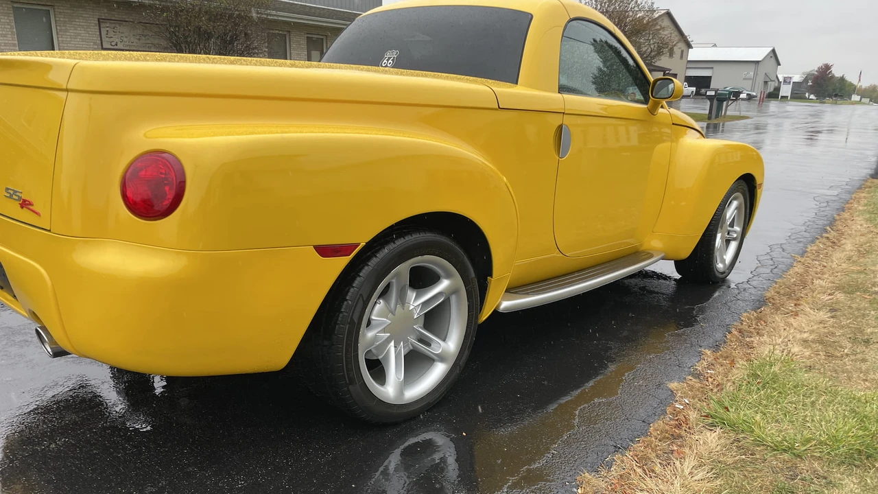 2004 Chevrolet SSR - Image 2 of 12