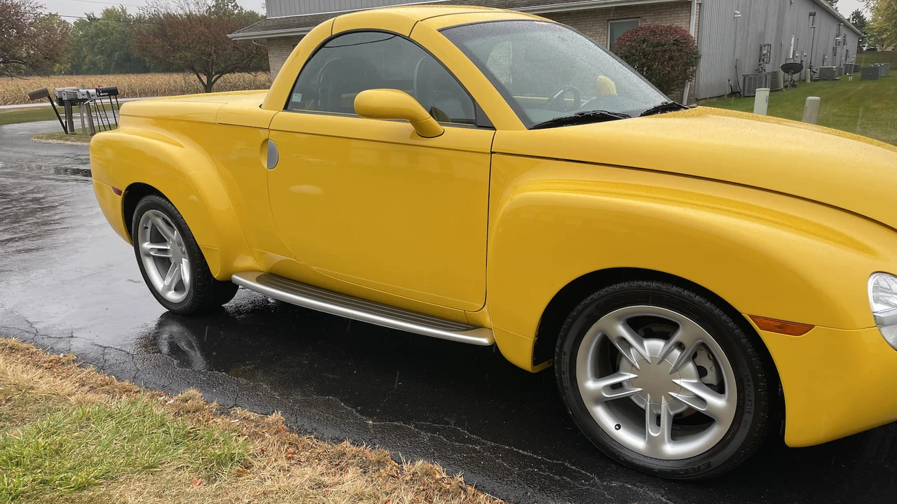 2004 Chevrolet SSR - Image 11 of 12