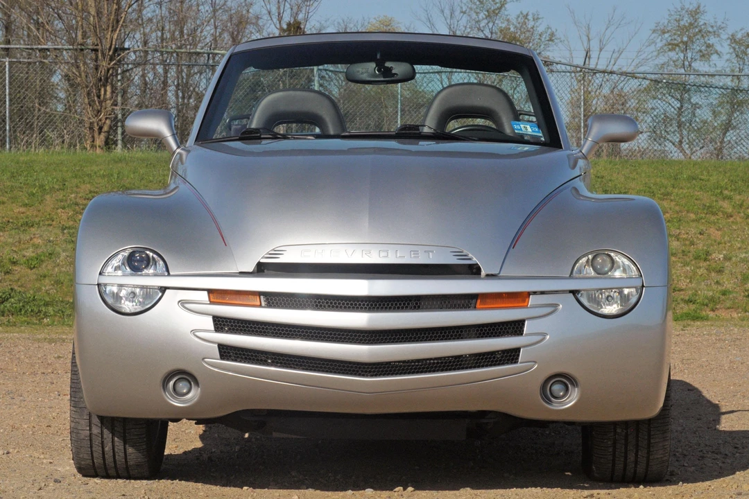 2004 Chevrolet SSR - Image 2 of 5