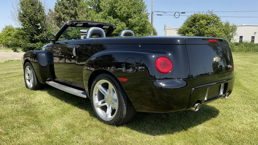 2004 Chevrolet SSR - Image 3 of 12