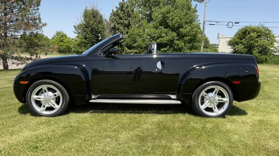 2004 Chevrolet SSR - Image 2 of 12