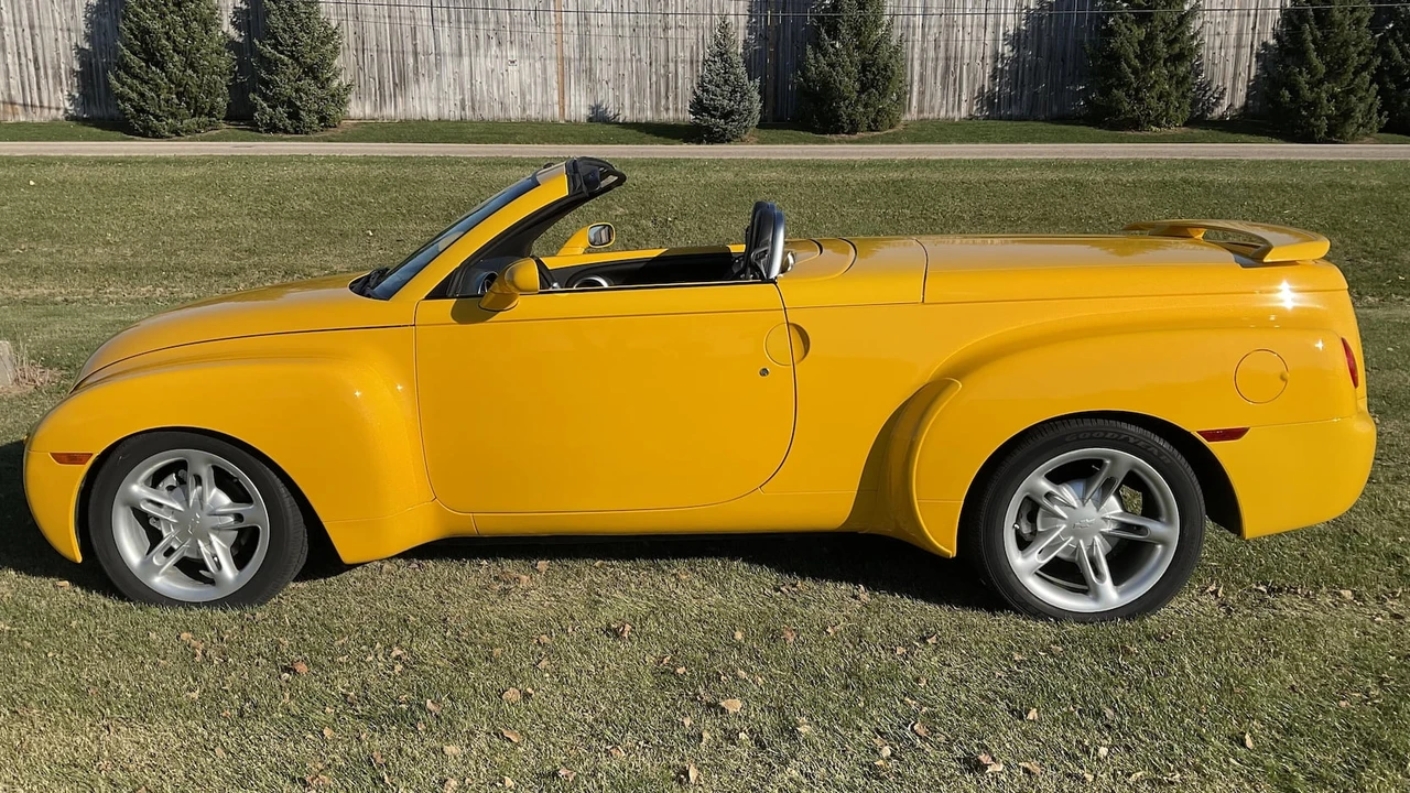 2004 Chevrolet SSR - Image 2 of 17
