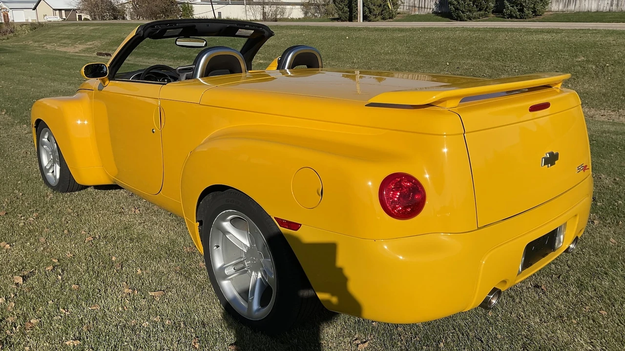 2004 Chevrolet SSR - Image 3 of 17
