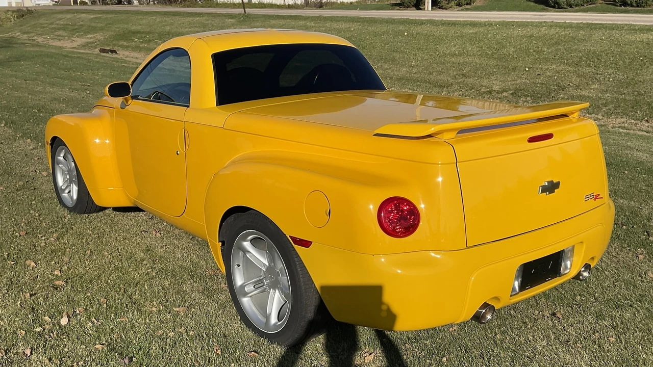 2004 Chevrolet SSR - Image 15 of 17
