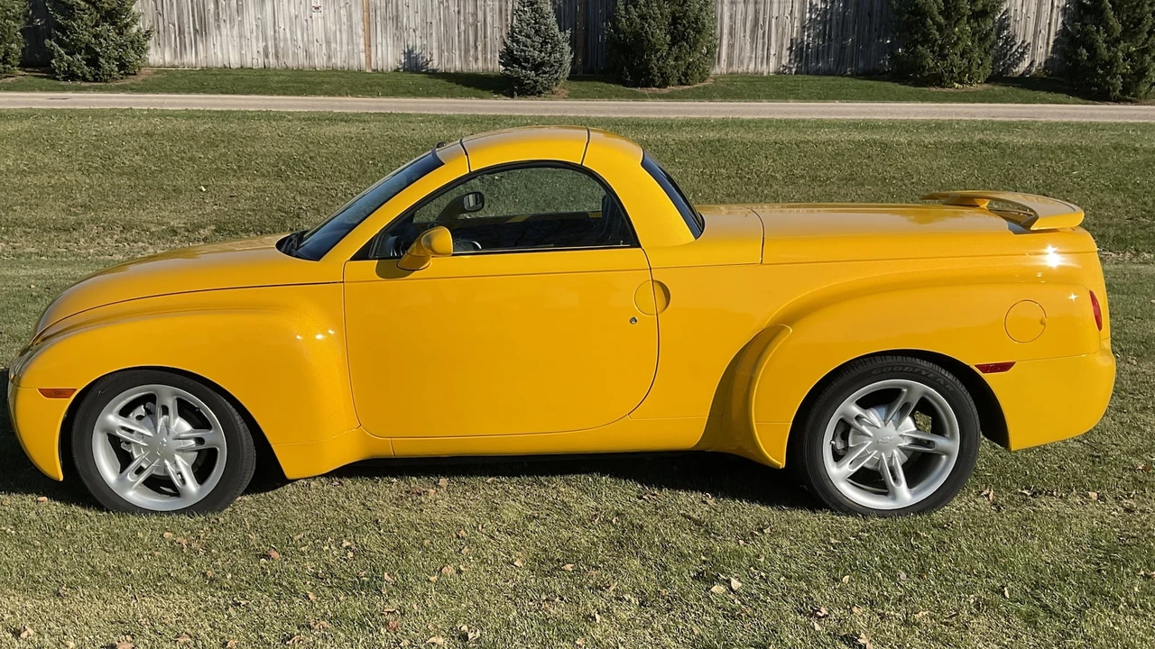 2004 Chevrolet SSR - Image 16 of 17