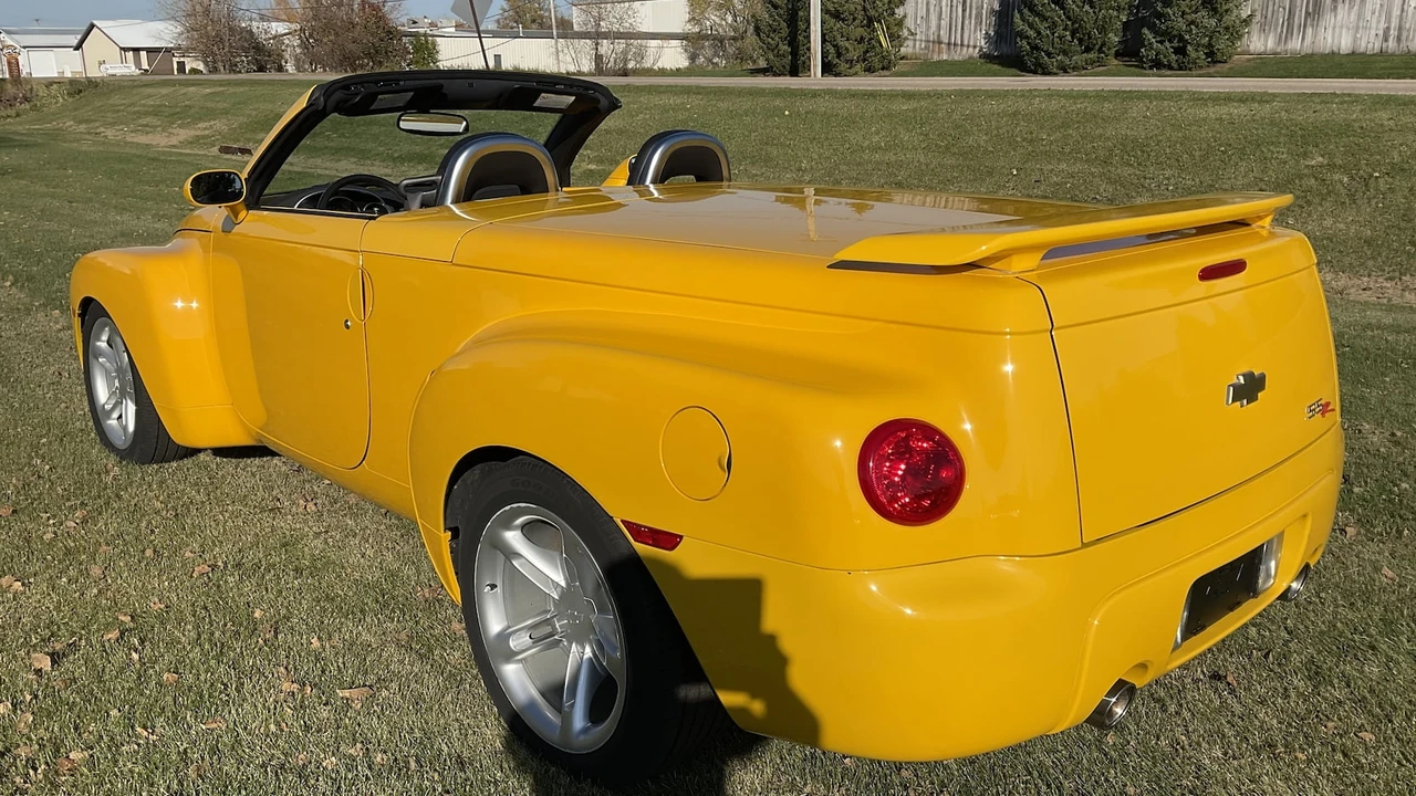 2004 Chevrolet SSR - Image 3 of 17