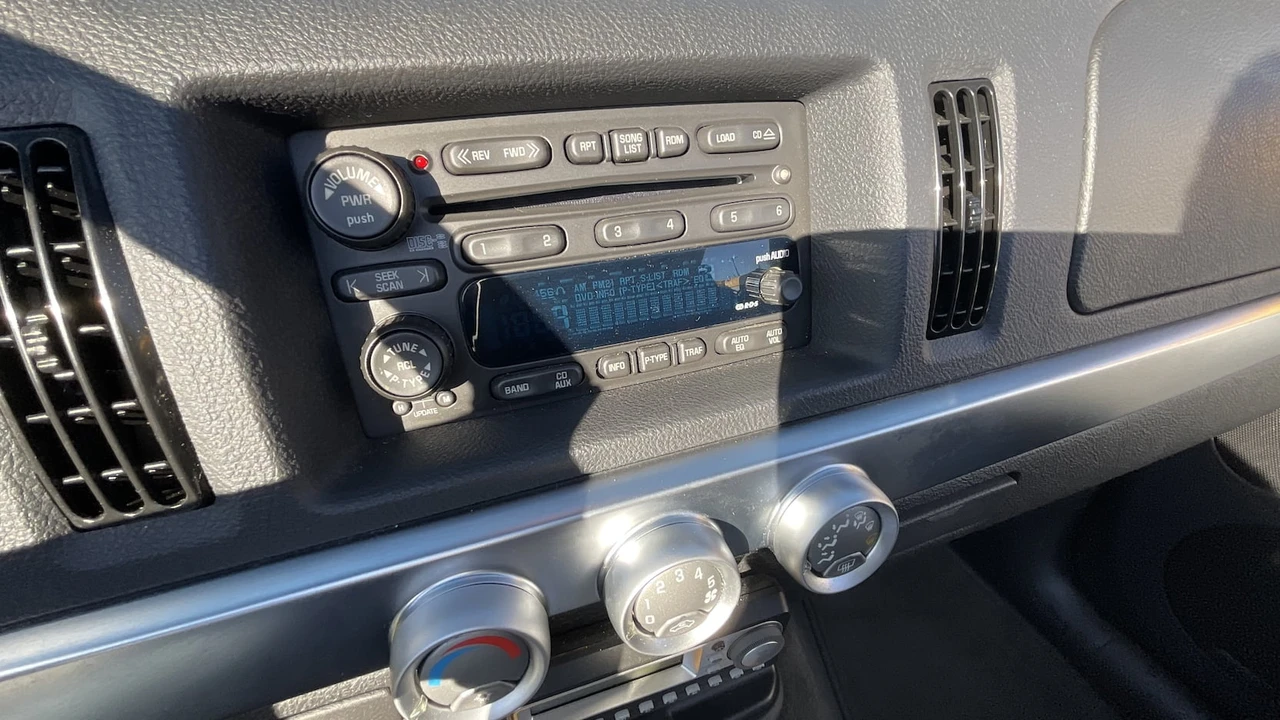 2004 Chevrolet SSR - Image 11 of 17