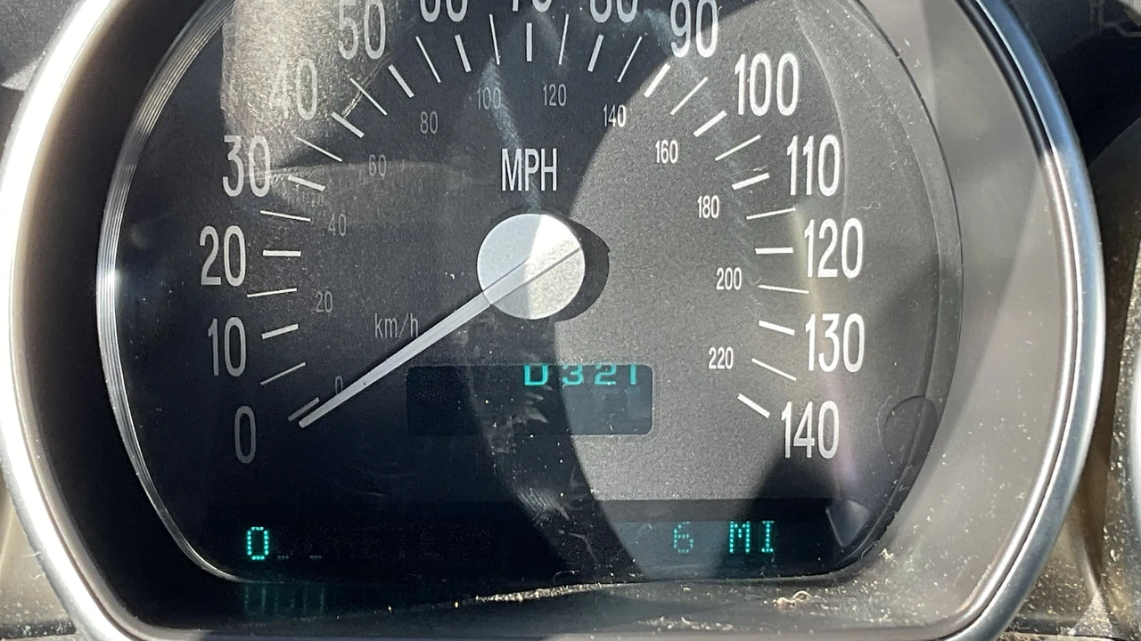 2004 Chevrolet SSR - Image 14 of 17