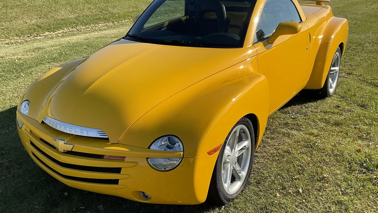2004 Chevrolet SSR - Image 15 of 17