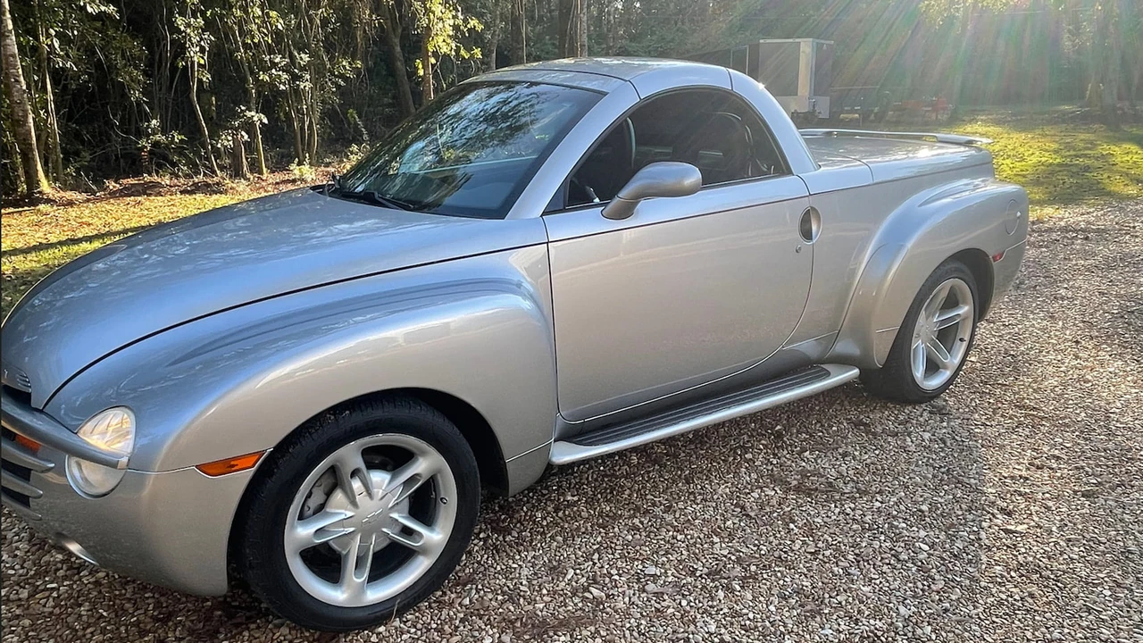 2004 Chevrolet SSR - Image 10 of 16