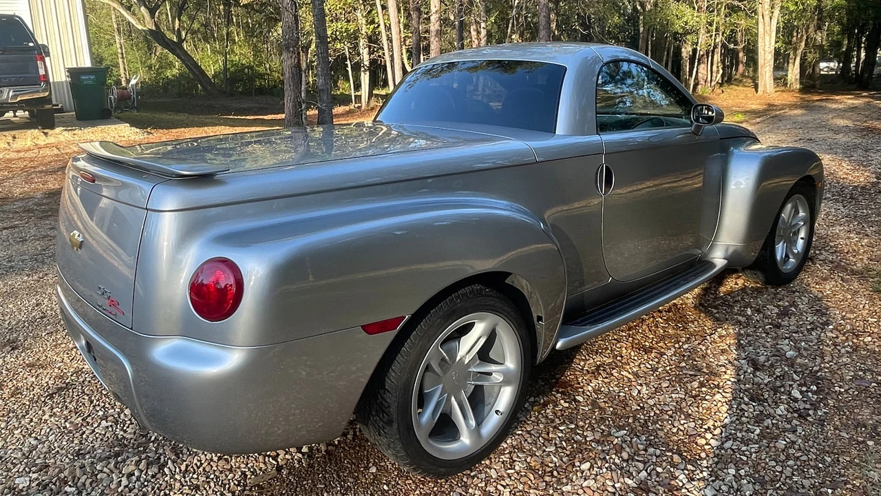 2004 Chevrolet SSR - Image 2 of 16
