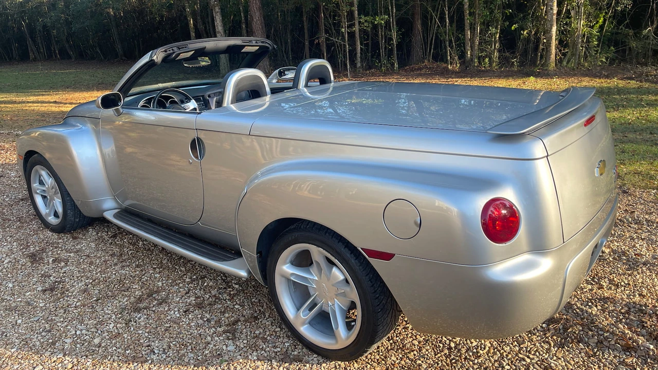 2004 Chevrolet SSR - Image 15 of 16