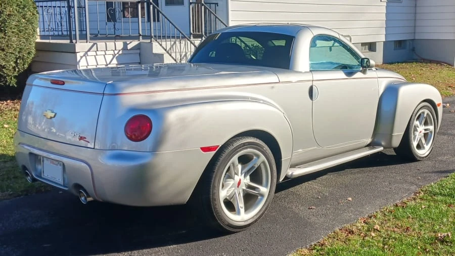 2004 Chevrolet SSR - Image 2 of 24