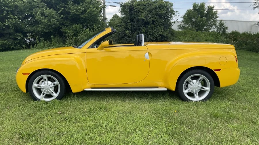 2004 Chevrolet SSR - Image 2 of 11