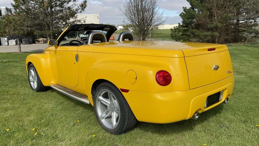 2004 Chevrolet SSR - Image 3 of 15