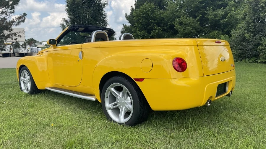 2004 Chevrolet SSR - Image 3 of 11