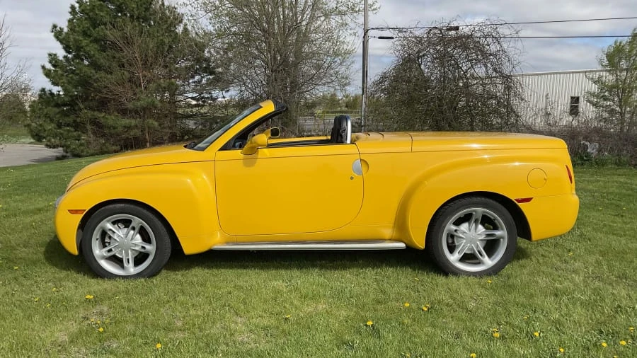 2004 Chevrolet SSR - Image 2 of 15