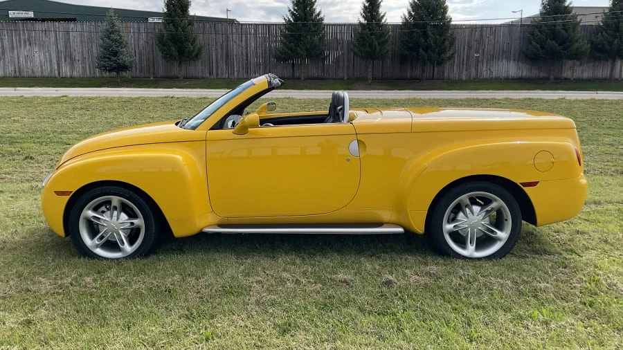 2004 Chevrolet SSR - Image 2 of 11