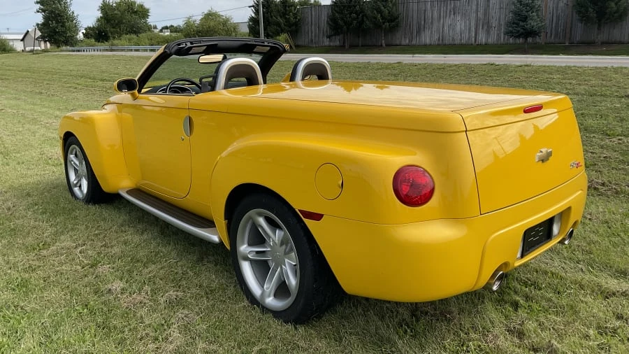 2004 Chevrolet SSR - Image 3 of 11