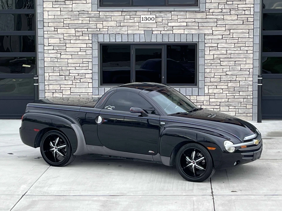 2004 Chevrolet SSR - Image 2 of 31