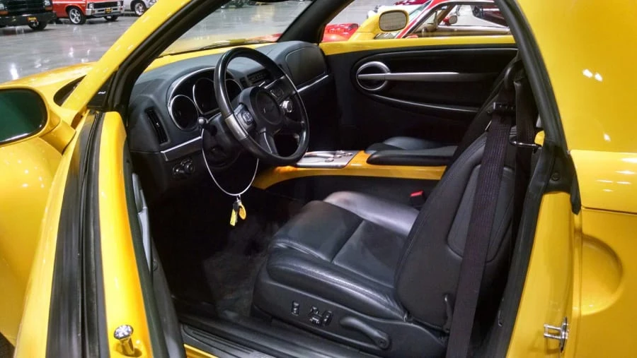 2004 Chevrolet SSR - Image 2 of 2