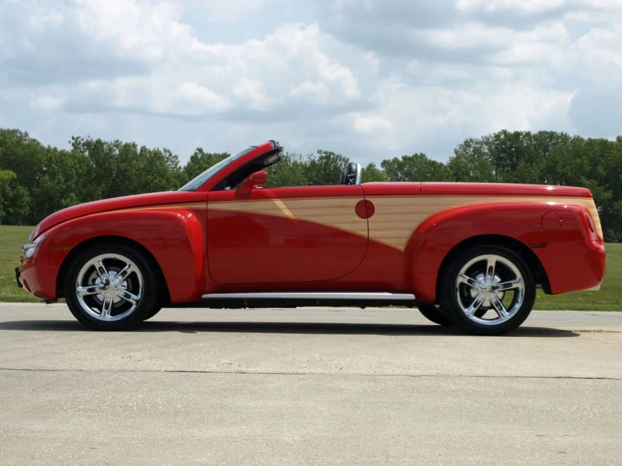 2004 Chevrolet SSR - Image 2 of 8
